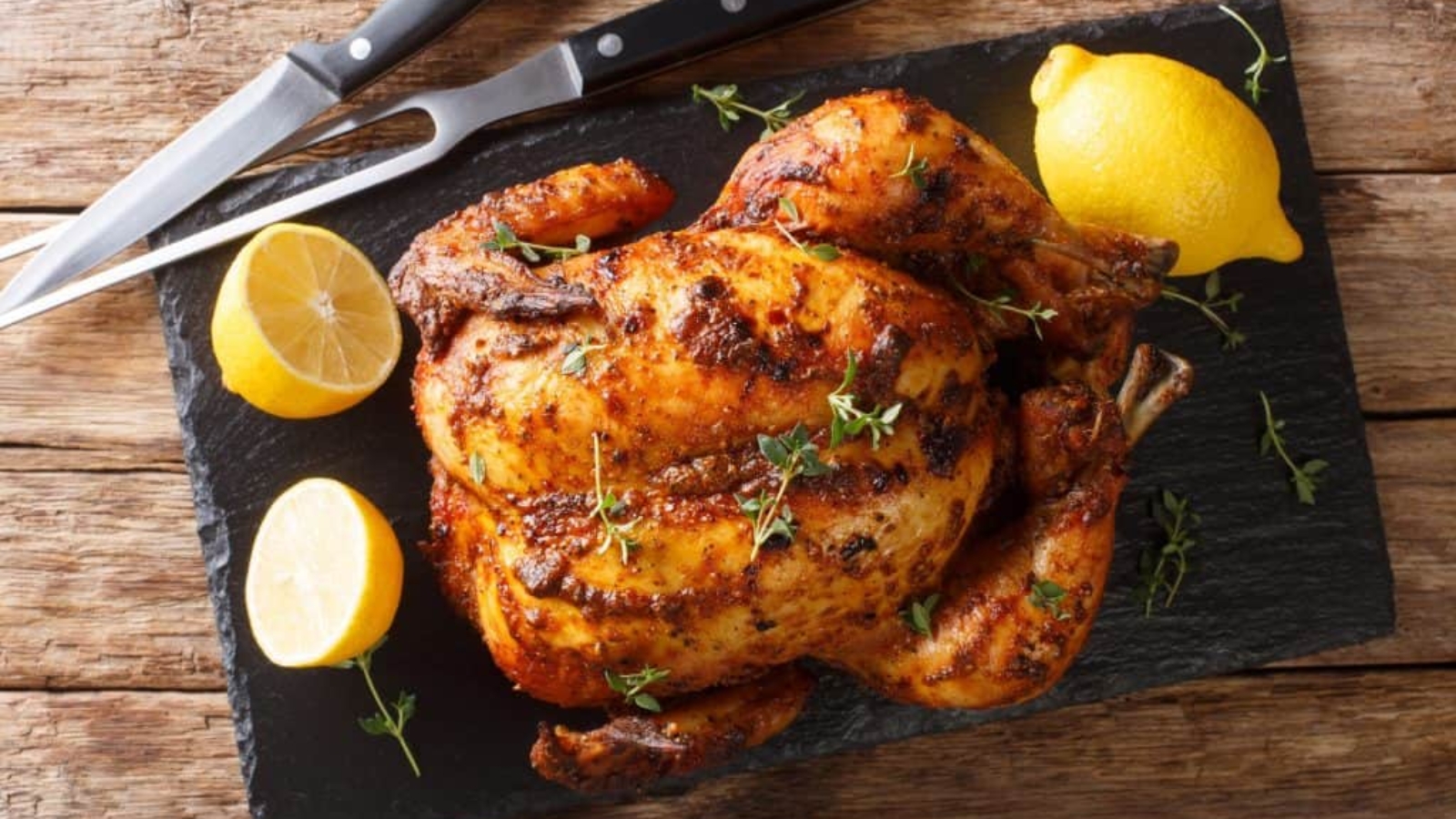frango-assado-em-cima-da-mesa-1024x683